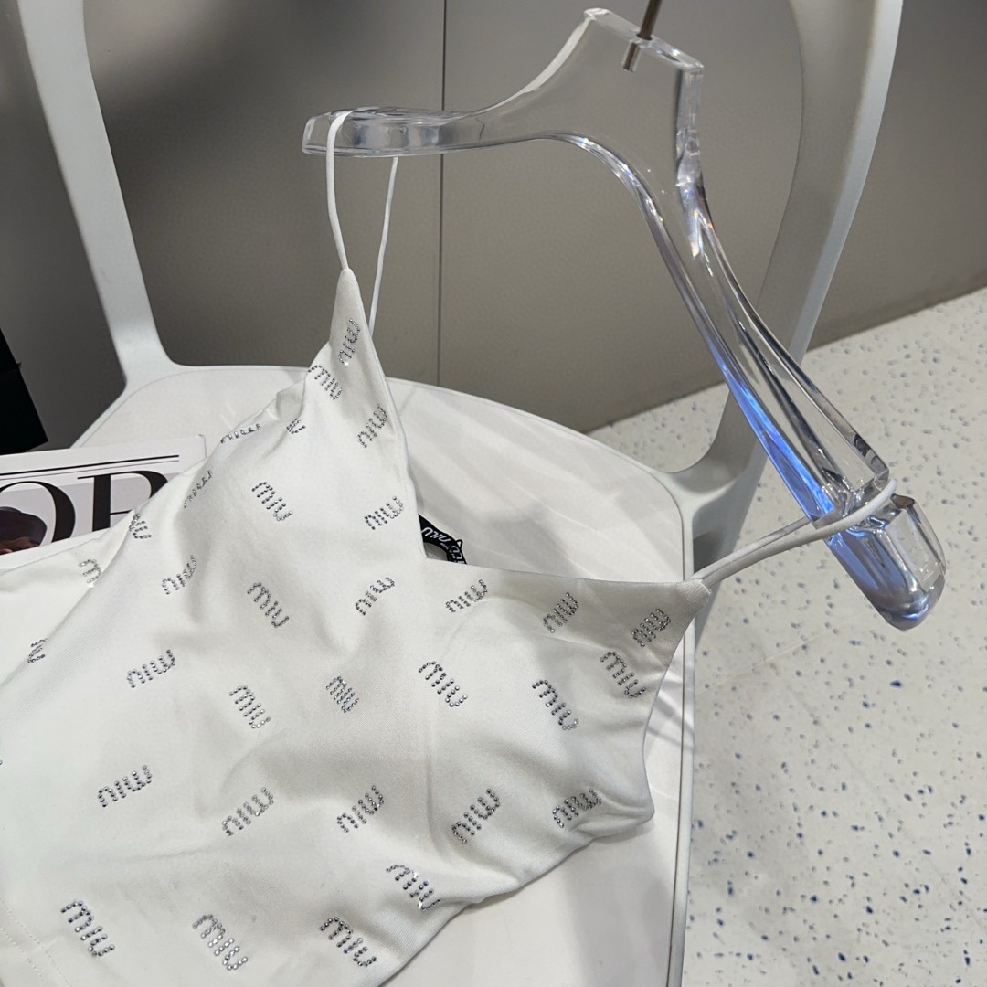 miumiu烫钻小背心，自带杯垫，搭外套单穿超🔥爆均码