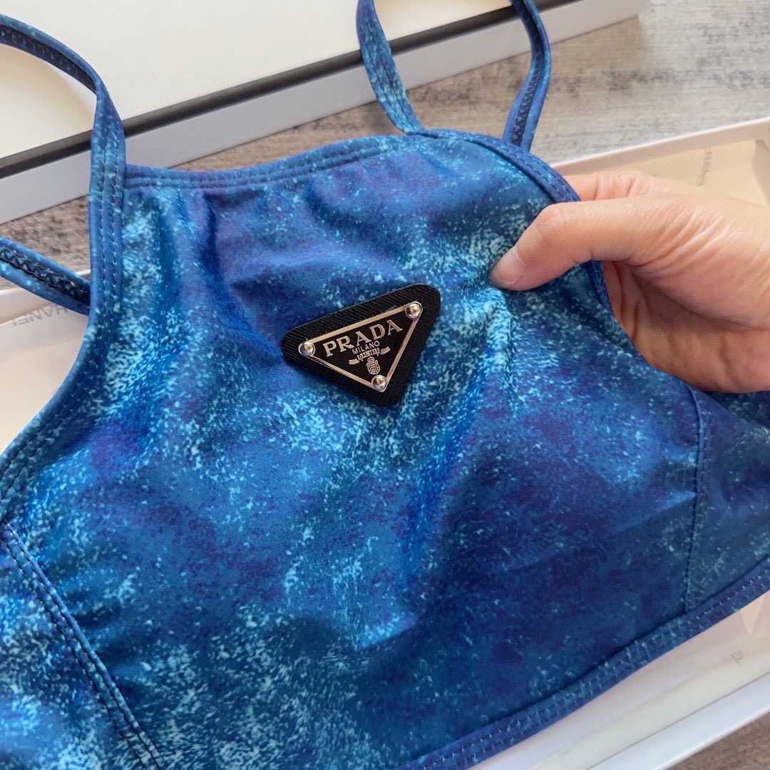 普拉达泳衣，时尚潮人必备！实物超级好看！海边度假拍照超级好！SML