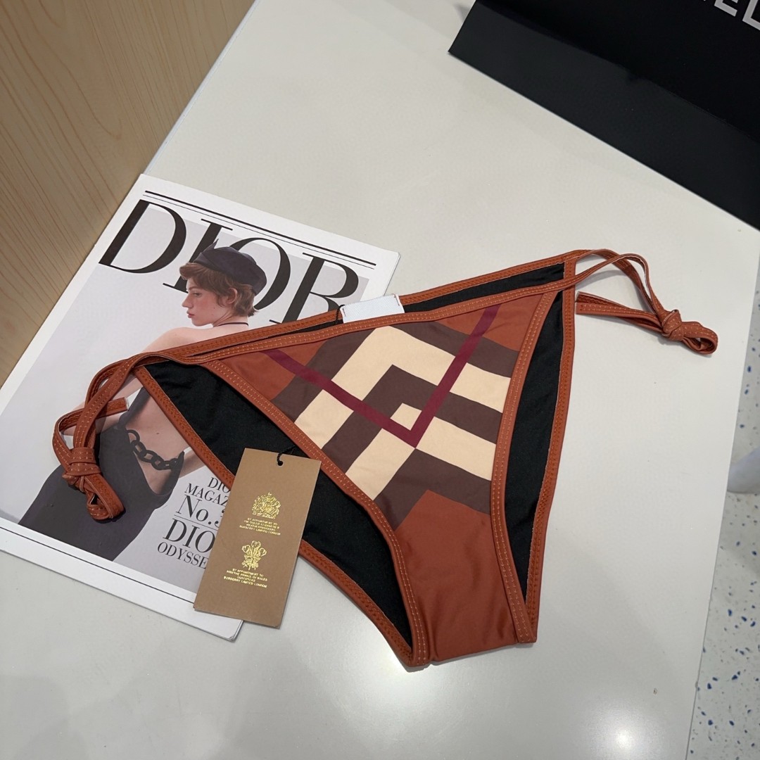 巴宝莉泳衣，官网同步！时尚达人必备。超级显身材！SML