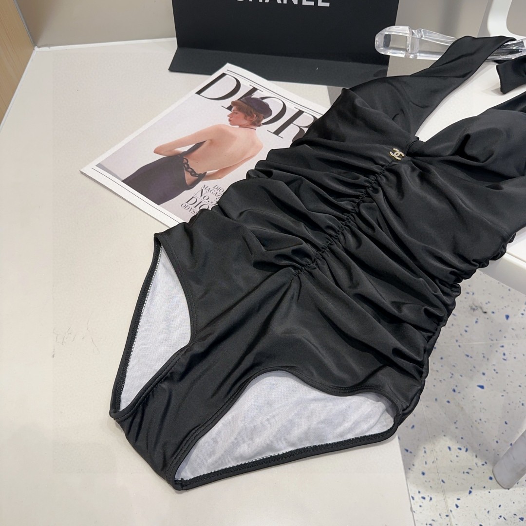 香奈儿泳衣，实物实在太美了！拍不出来它的美😍谁穿谁美！很值得入手✋ SML