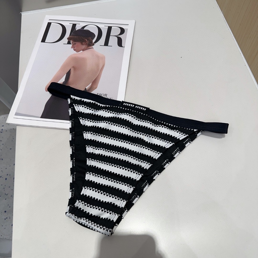 miumiu泳衣，实物实在太美了！拍不出来它的美😍谁穿谁美！很值得入手✋ SML