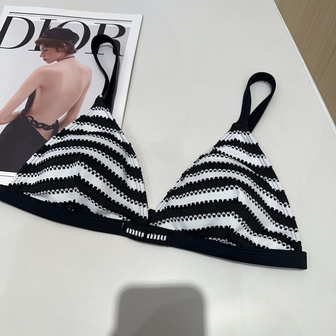 miumiu泳衣，实物实在太美了！拍不出来它的美😍谁穿谁美！很值得入手✋ SML