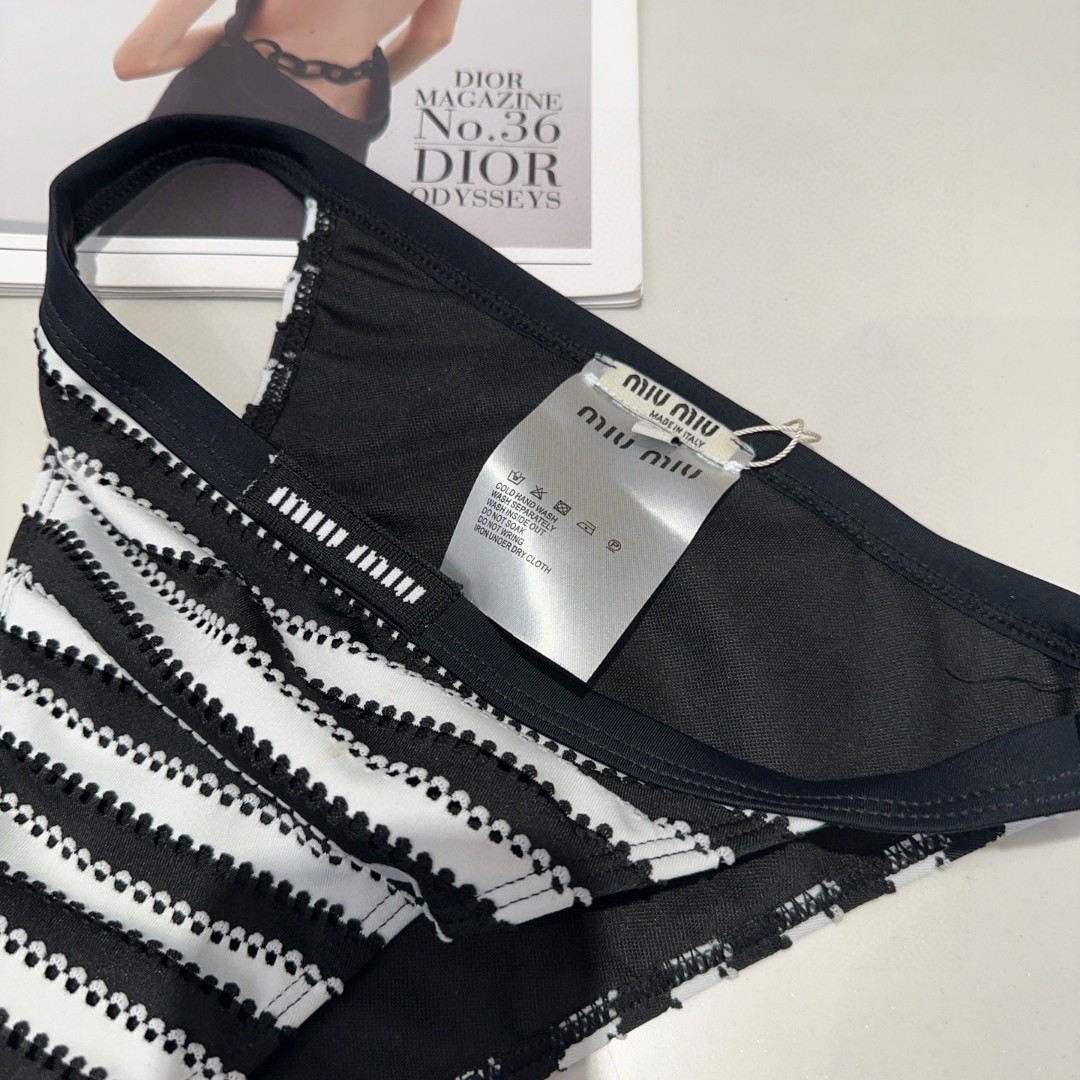 miumiu泳衣，实物实在太美了！拍不出来它的美😍谁穿谁美！很值得入手✋ SML