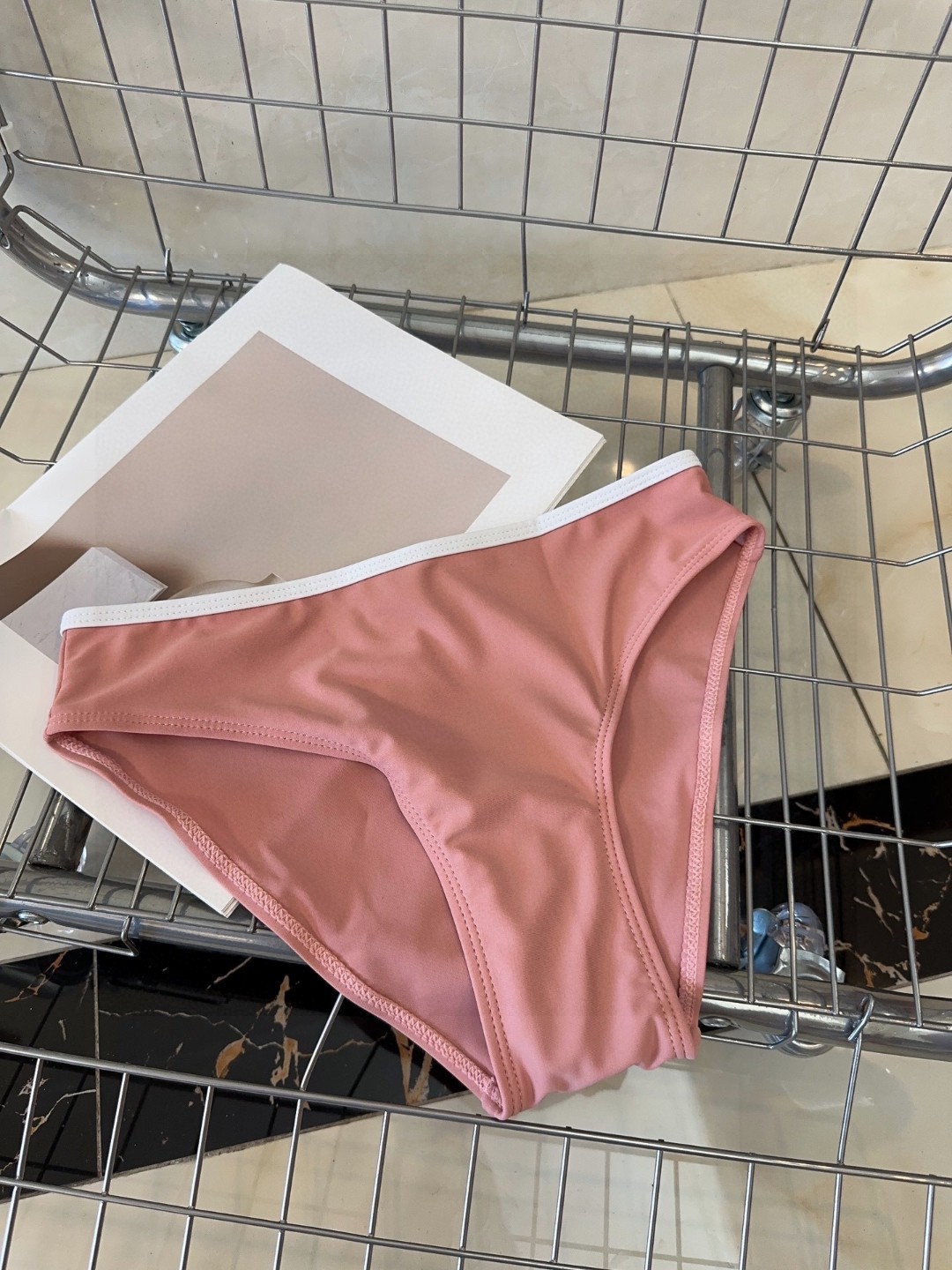 miumiu泳衣，实物实在太美了！拍不出来它的美😍谁穿谁美！很值得入手✋ SML