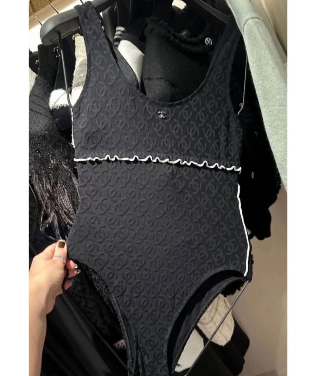 香奈儿暗纹泳衣，时尚达人必备。超级显身材！SML