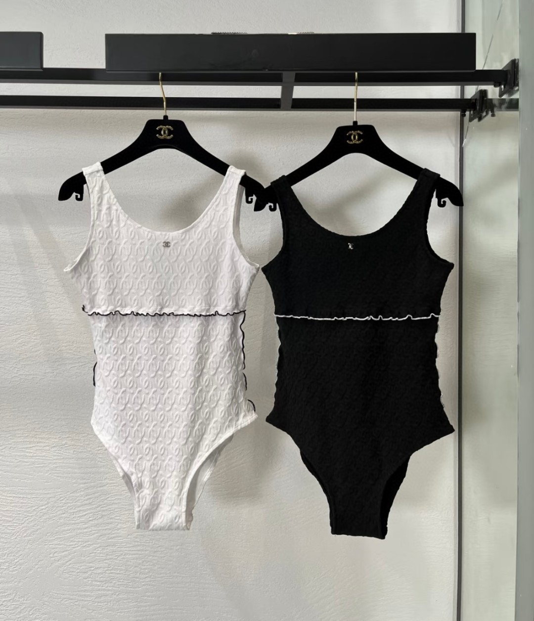 香奈儿暗纹泳衣，时尚达人必备。超级显身材！SML