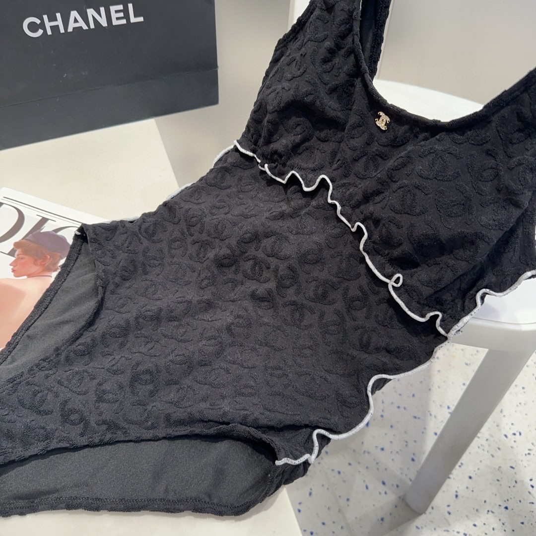 香奈儿暗纹泳衣，时尚达人必备。超级显身材！SML