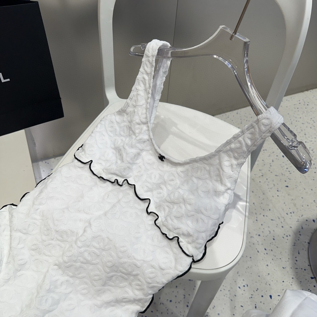 香奈儿暗纹泳衣，时尚达人必备。超级显身材！SML