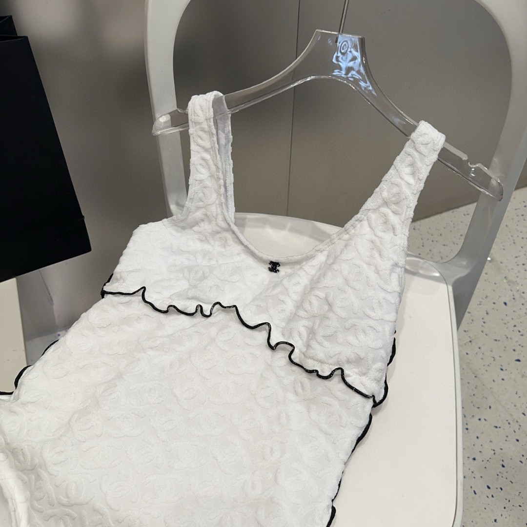 香奈儿暗纹泳衣，时尚达人必备。超级显身材！SML