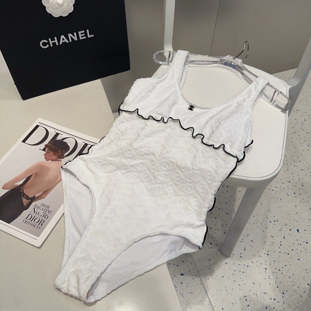 香奈儿暗纹泳衣，时尚达人必备。超级显身材！SML