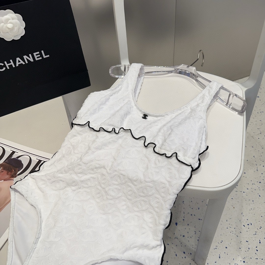 香奈儿暗纹泳衣，时尚达人必备。超级显身材！SML