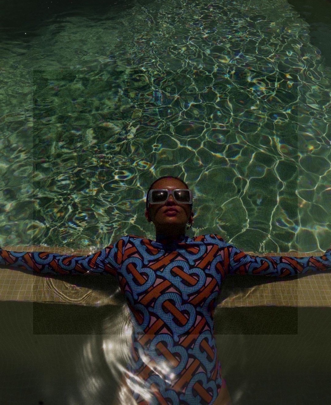 巴宝莉专属TB标识印花长袖泳衣，上身超级棒！同步各大专柜发售，自然而然呈现时尚感！十分减龄，具有年轻活力