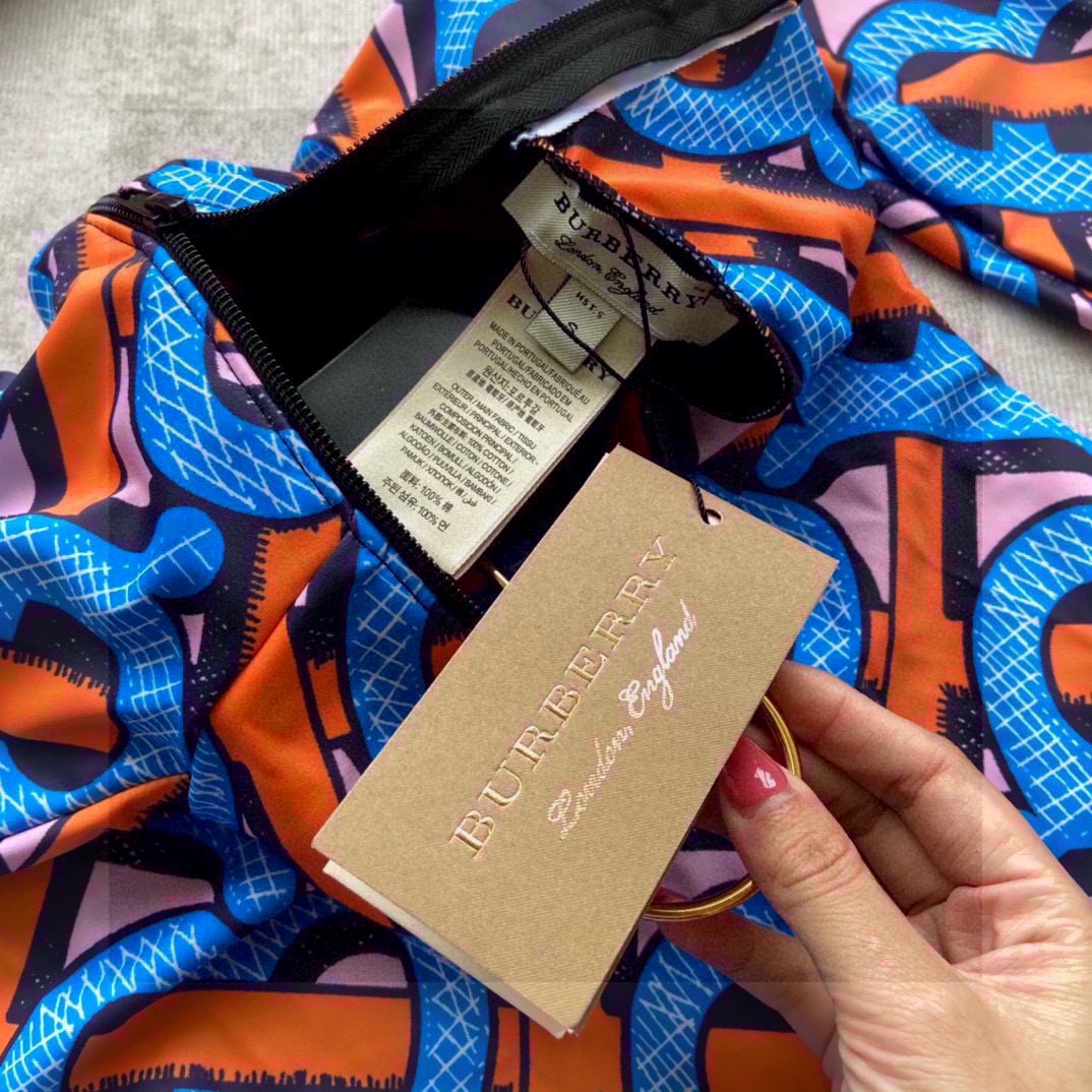 巴宝莉专属TB标识印花长袖泳衣，上身超级棒！同步各大专柜发售，自然而然呈现时尚感！十分减龄，具有年轻活力