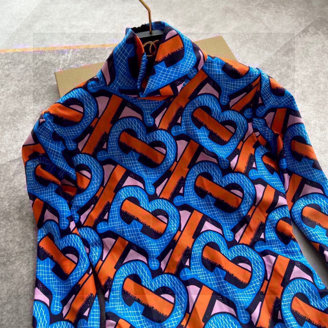 巴宝莉专属TB标识印花长袖泳衣，上身超级棒！同步各大专柜发售，自然而然呈现时尚感！十分减龄，具有年轻活力