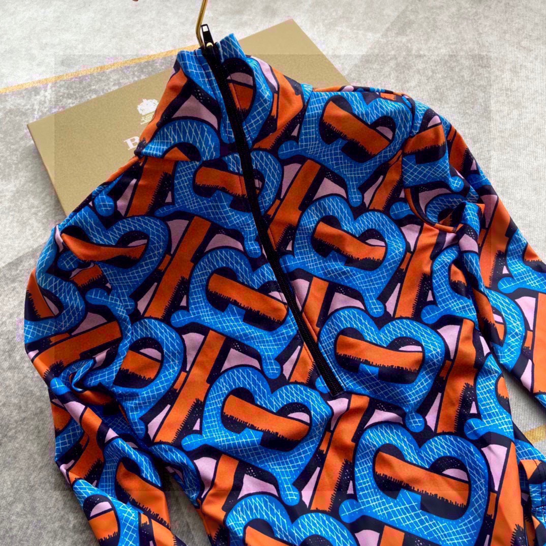 巴宝莉专属TB标识印花长袖泳衣，上身超级棒！同步各大专柜发售，自然而然呈现时尚感！十分减龄，具有年轻活力