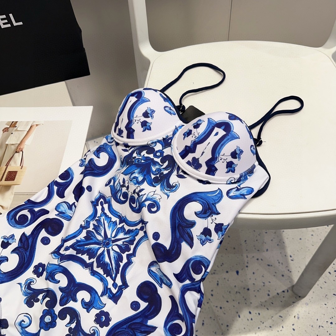 Dg泳衣，时尚达人必备。超级显身材！SML