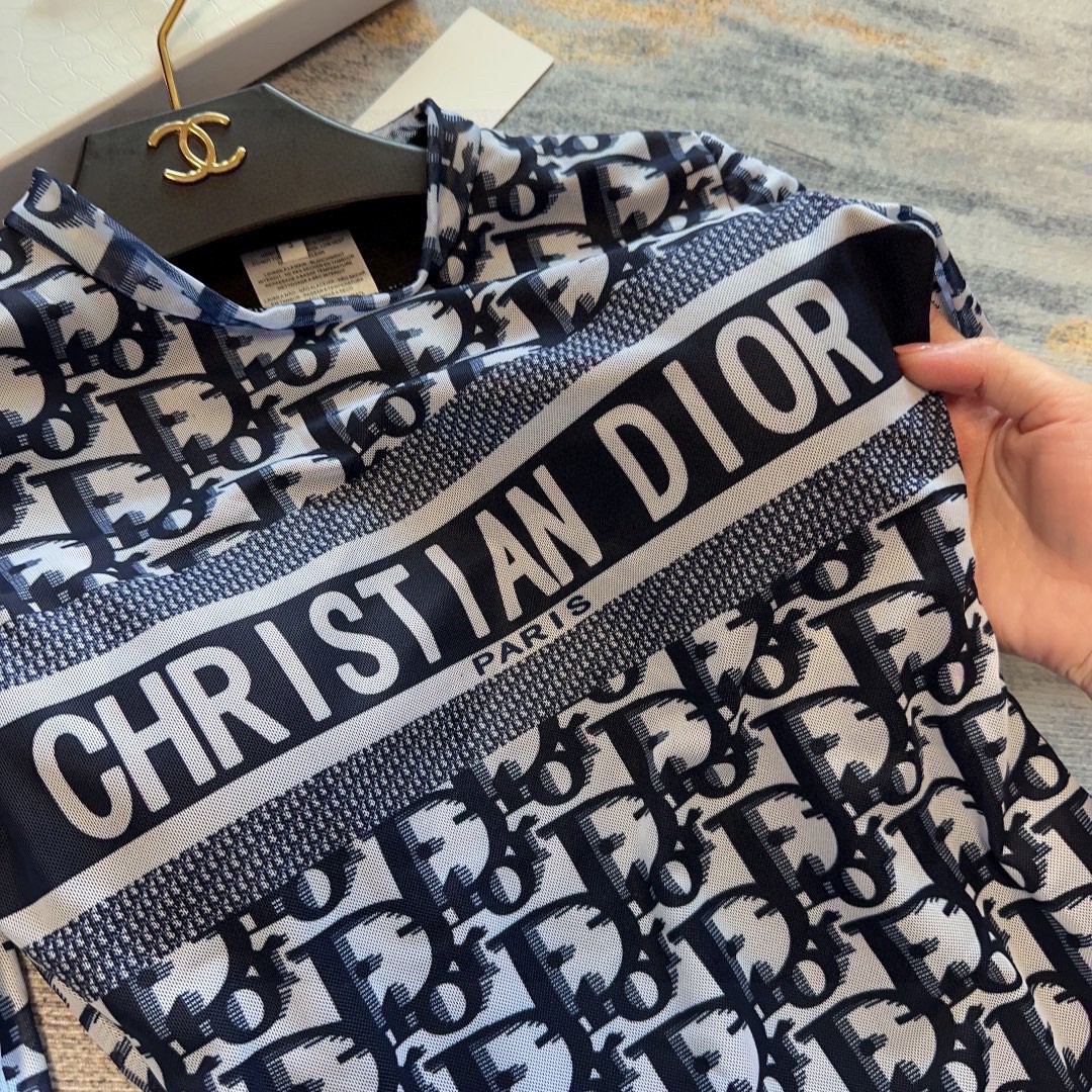 迪奥纱网连体泳衣，上身超级棒！自然而然呈现时尚感！十分减龄，具有年轻活力。SML