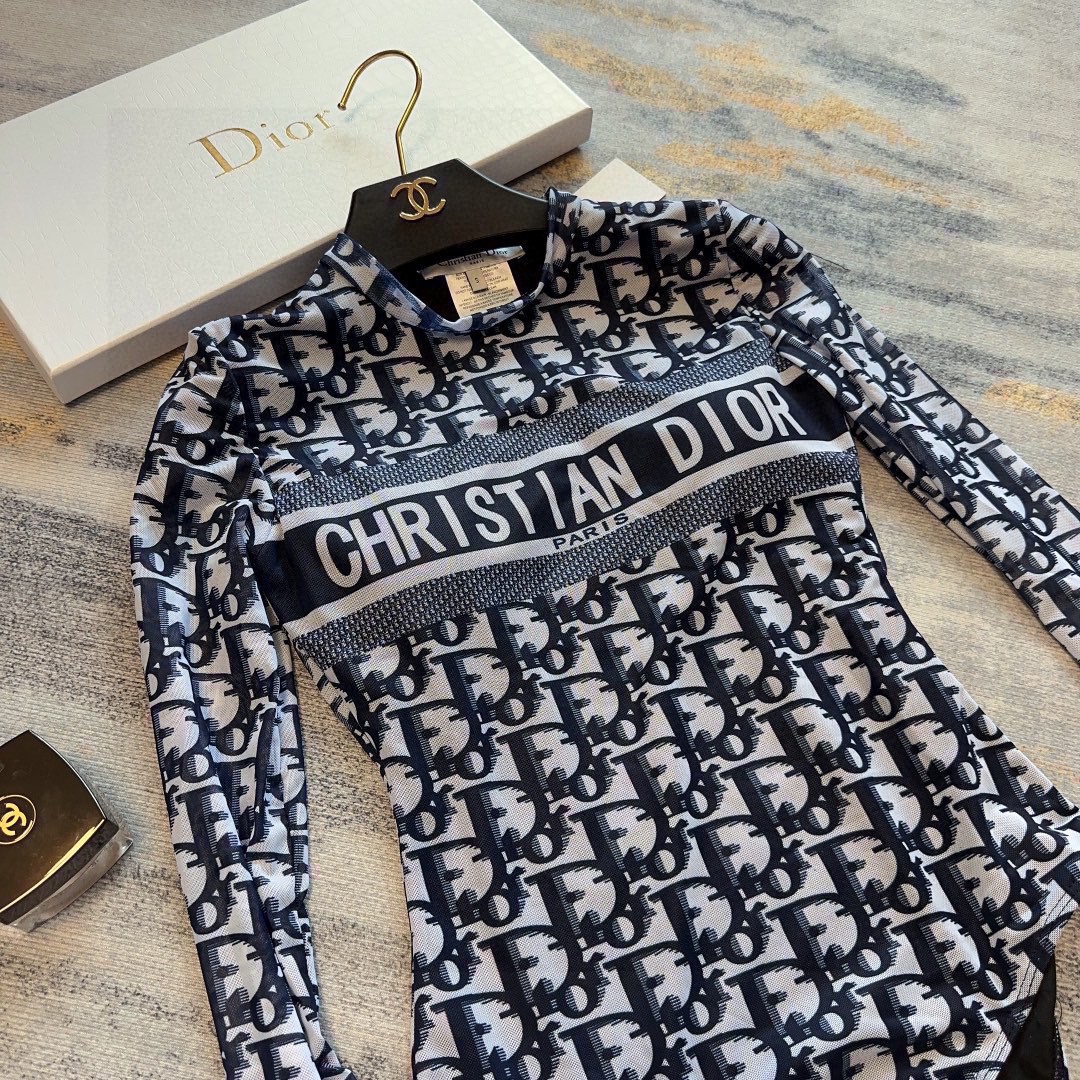 迪奥纱网连体泳衣，上身超级棒！自然而然呈现时尚感！十分减龄，具有年轻活力。SML