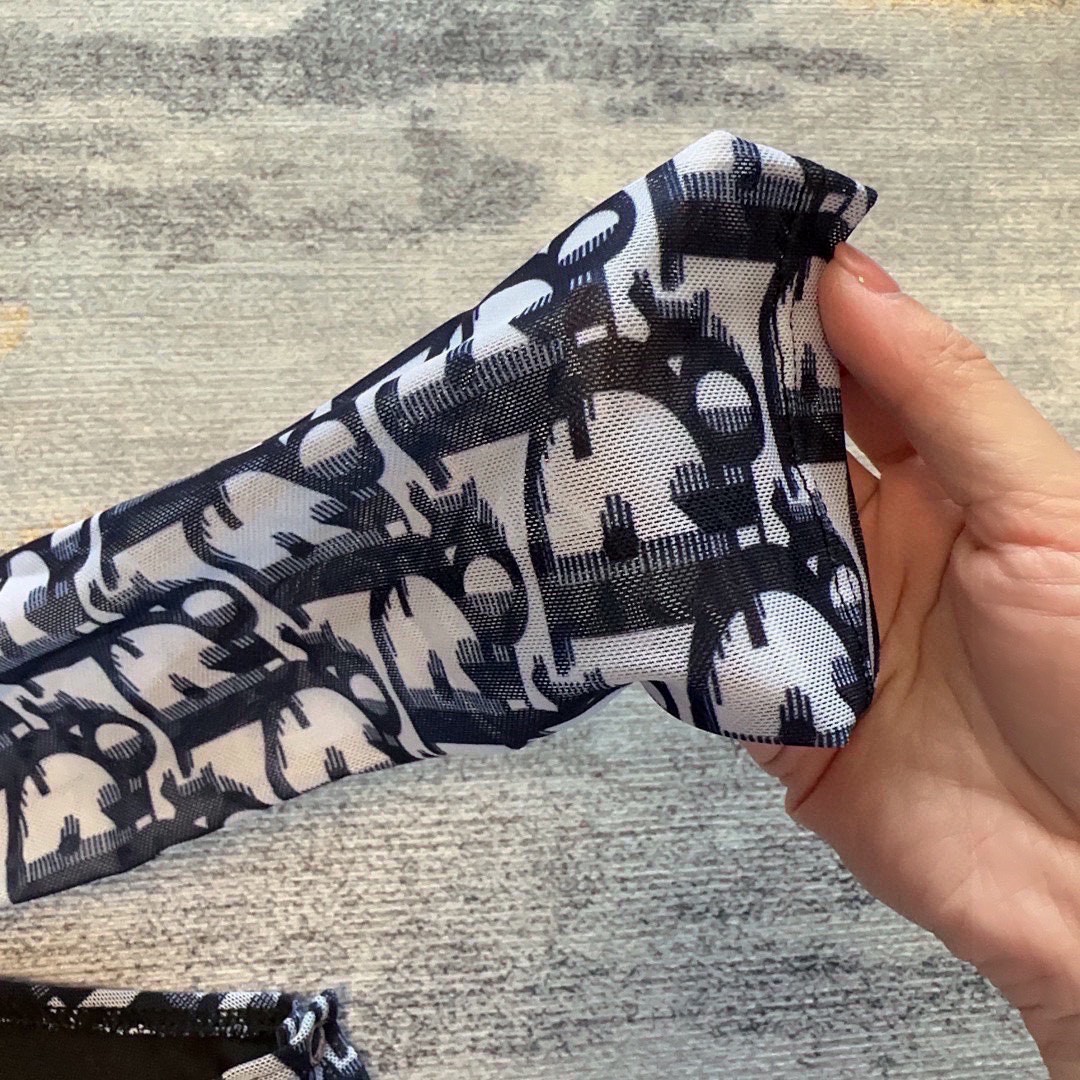 迪奥纱网连体泳衣，上身超级棒！自然而然呈现时尚感！十分减龄，具有年轻活力。SML