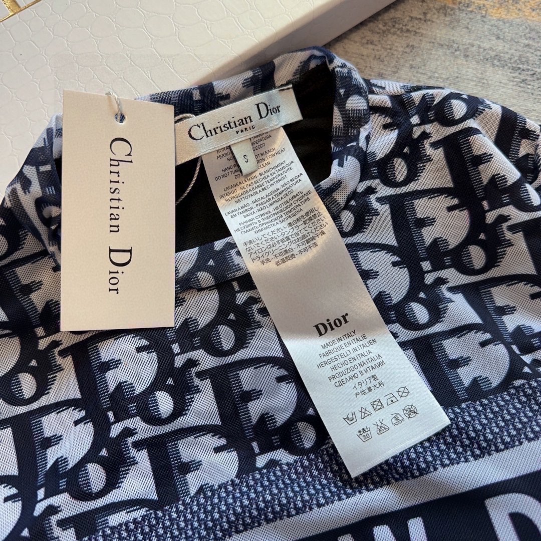 迪奥纱网连体泳衣，上身超级棒！自然而然呈现时尚感！十分减龄，具有年轻活力。SML