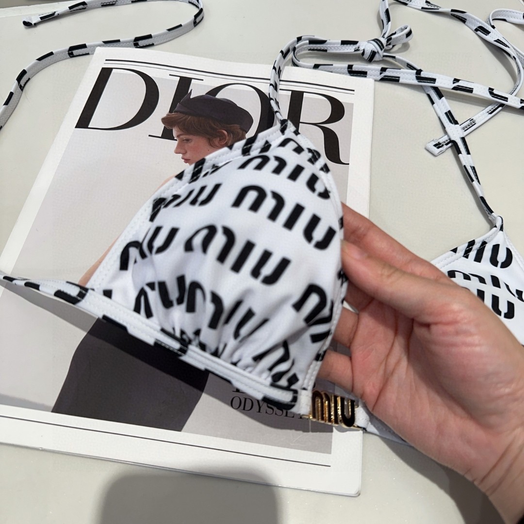 miumiu泳衣，实物实在太美了！拍不出来它的美😍谁穿谁美！很值得入手✋ SML