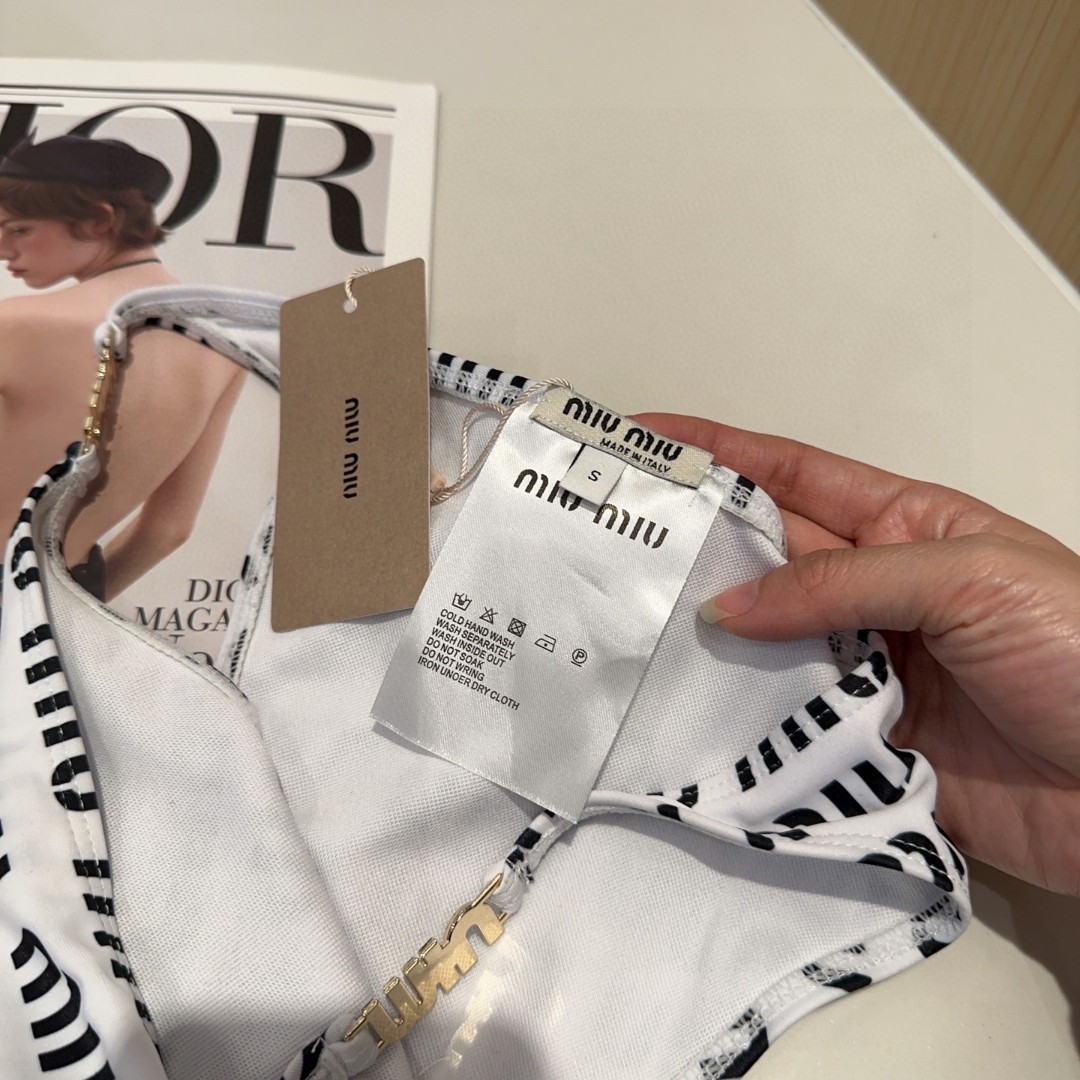 miumiu泳衣，实物实在太美了！拍不出来它的美😍谁穿谁美！很值得入手✋ SML