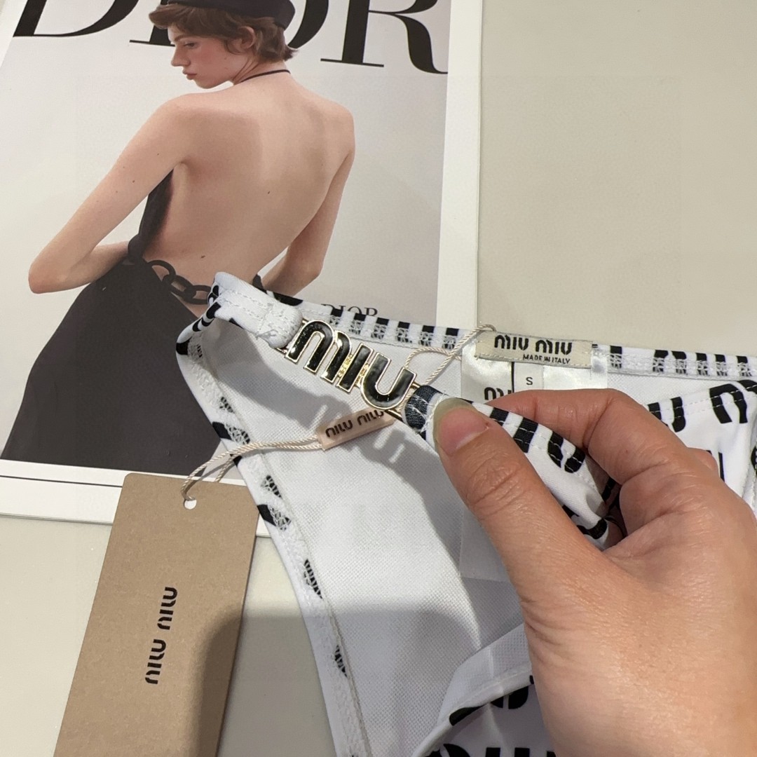 miumiu泳衣，实物实在太美了！拍不出来它的美😍谁穿谁美！很值得入手✋ SML