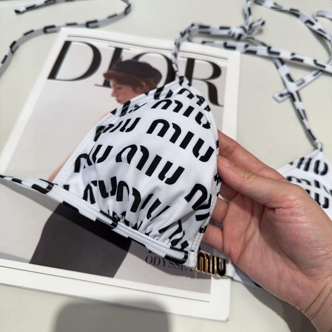 miumiu泳衣，实物实在太美了！拍不出来它的美😍谁穿谁美！很值得入手✋ SML