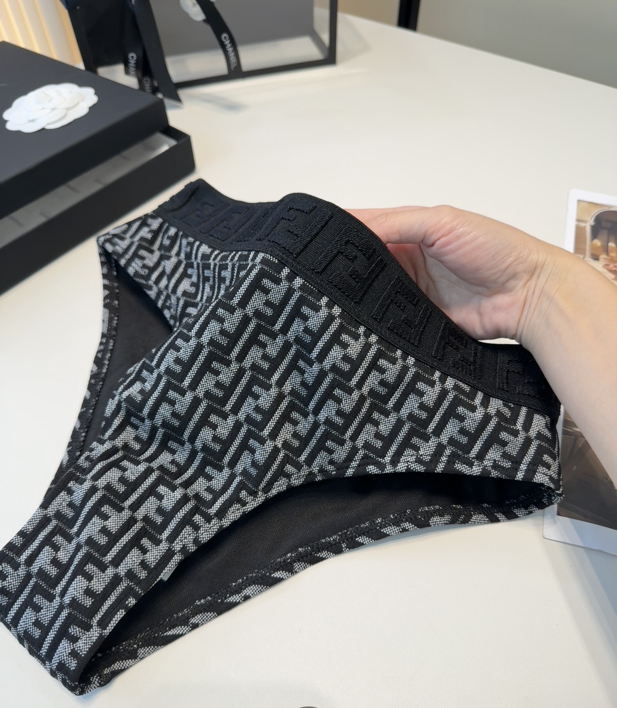 芬迪泳衣，时尚潮人必备！实物超级好看！海边度假拍照超级好！SML