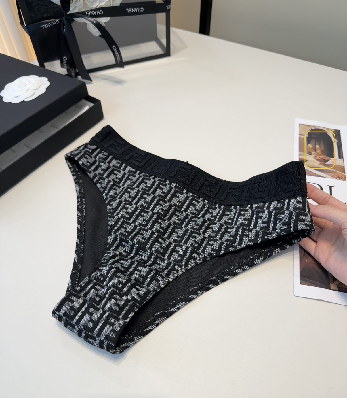 芬迪泳衣，时尚潮人必备！实物超级好看！海边度假拍照超级好！SML