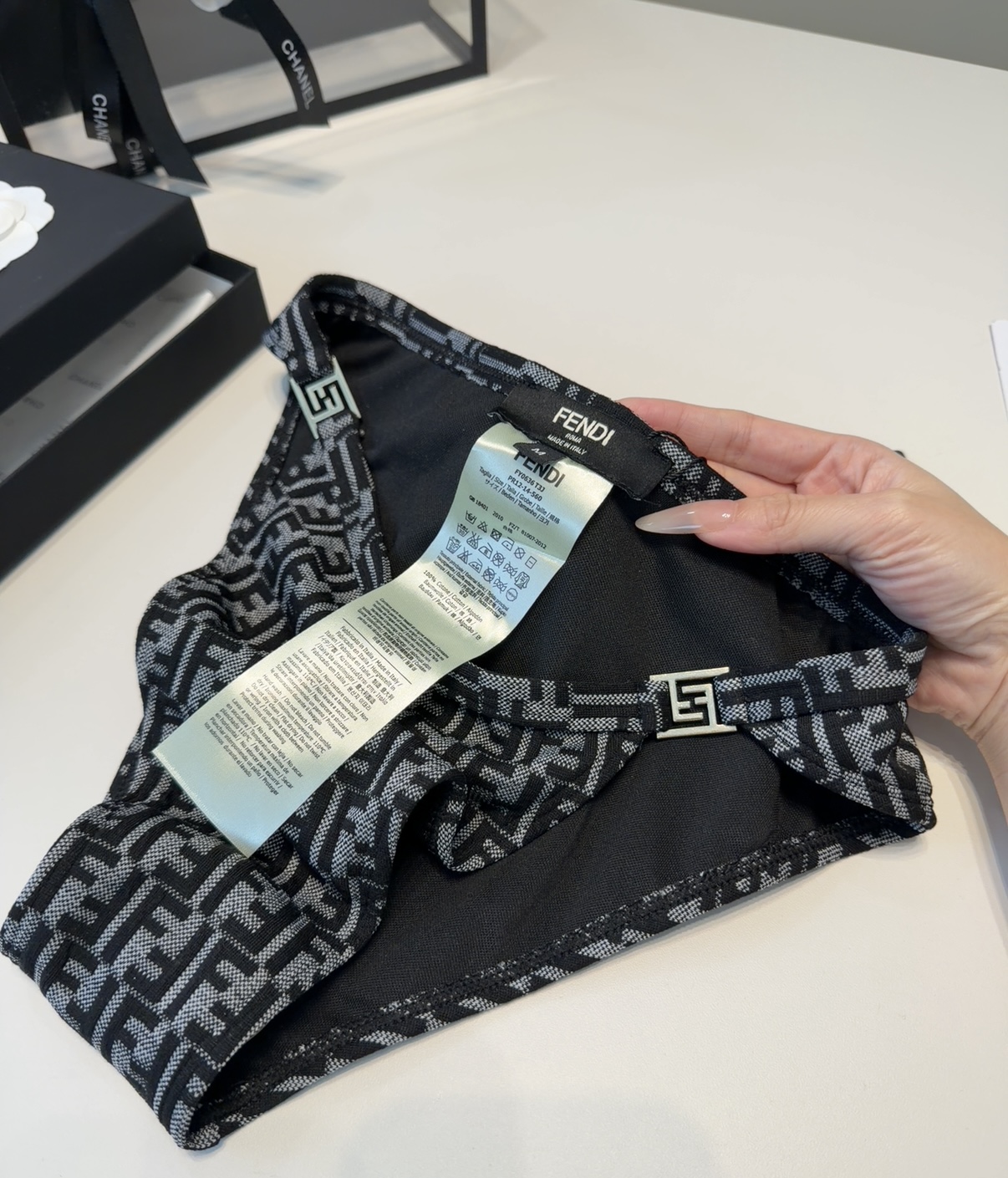 芬迪泳衣，时尚潮人必备！实物超级好看！海边度假拍照超级好！SML