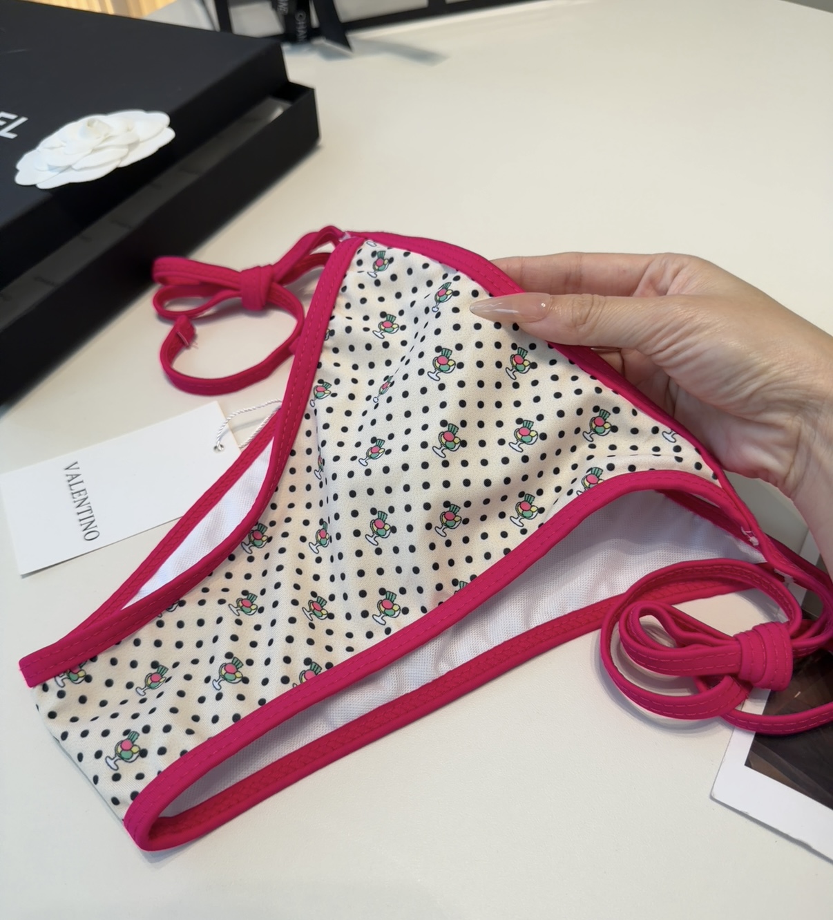 华伦天奴泳衣，时尚潮人必备！实物超级好看！海边度假拍照超级好！SML