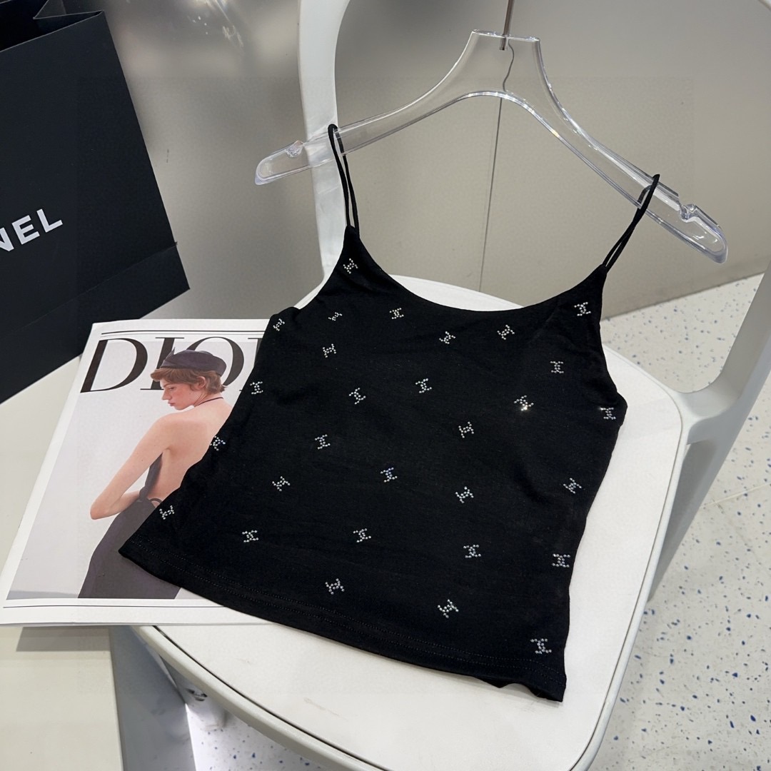香奈儿烫钻小背心，自带杯垫，搭外套单穿超🔥爆均码