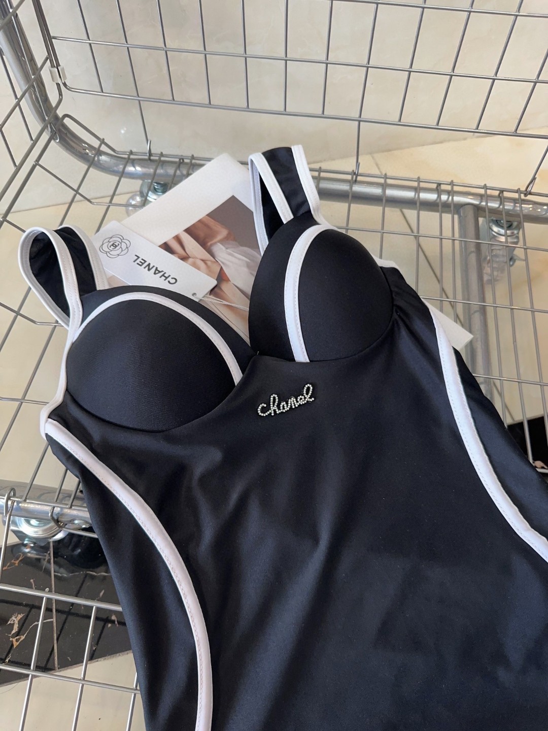 香奈儿泳衣，实物实在太美拍不出来它的美😍谁穿谁美！很值得入手✋ SML