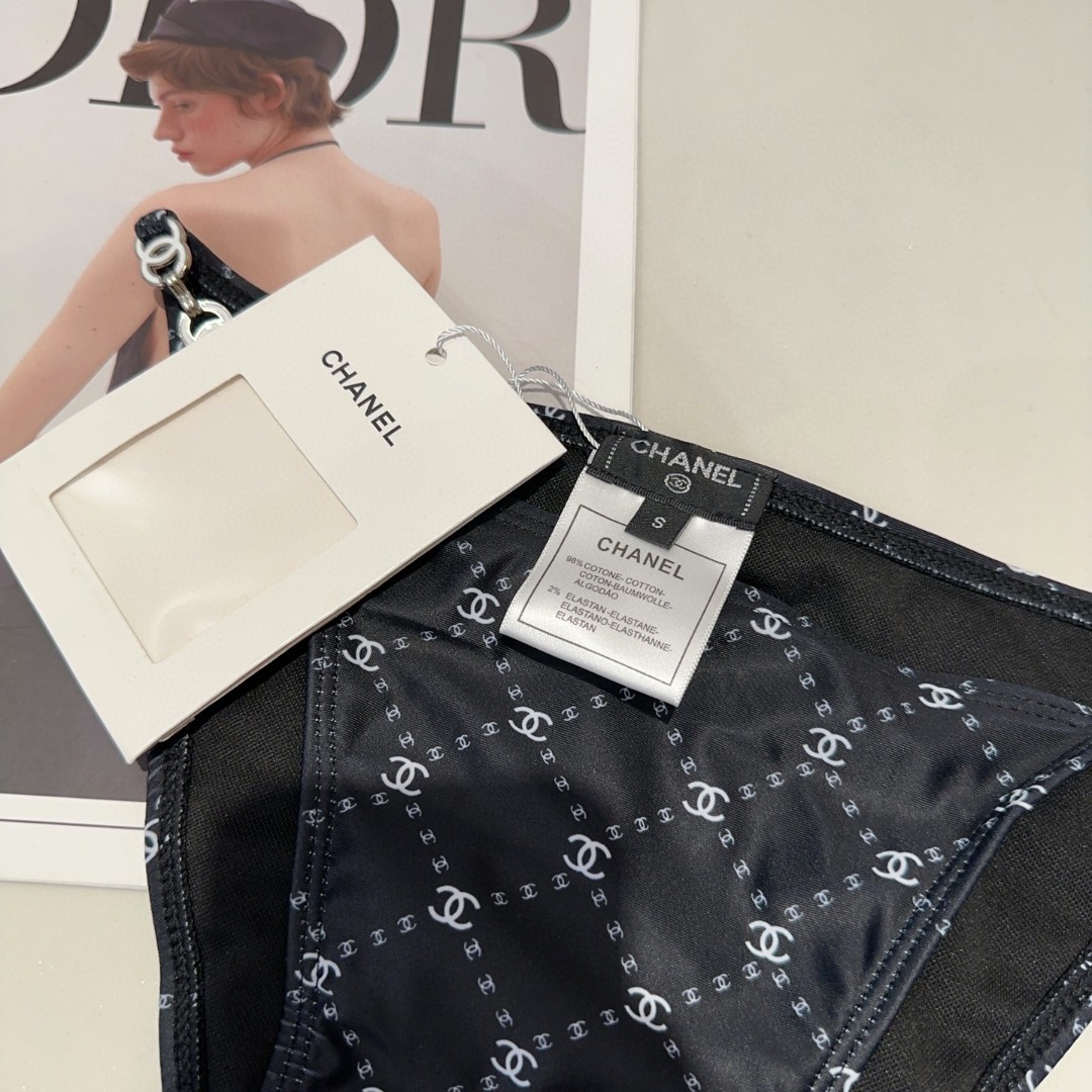 香奈儿泳衣，实物实在太美了！拍不出来它的美😍谁穿谁美！很值得入手✋ SML