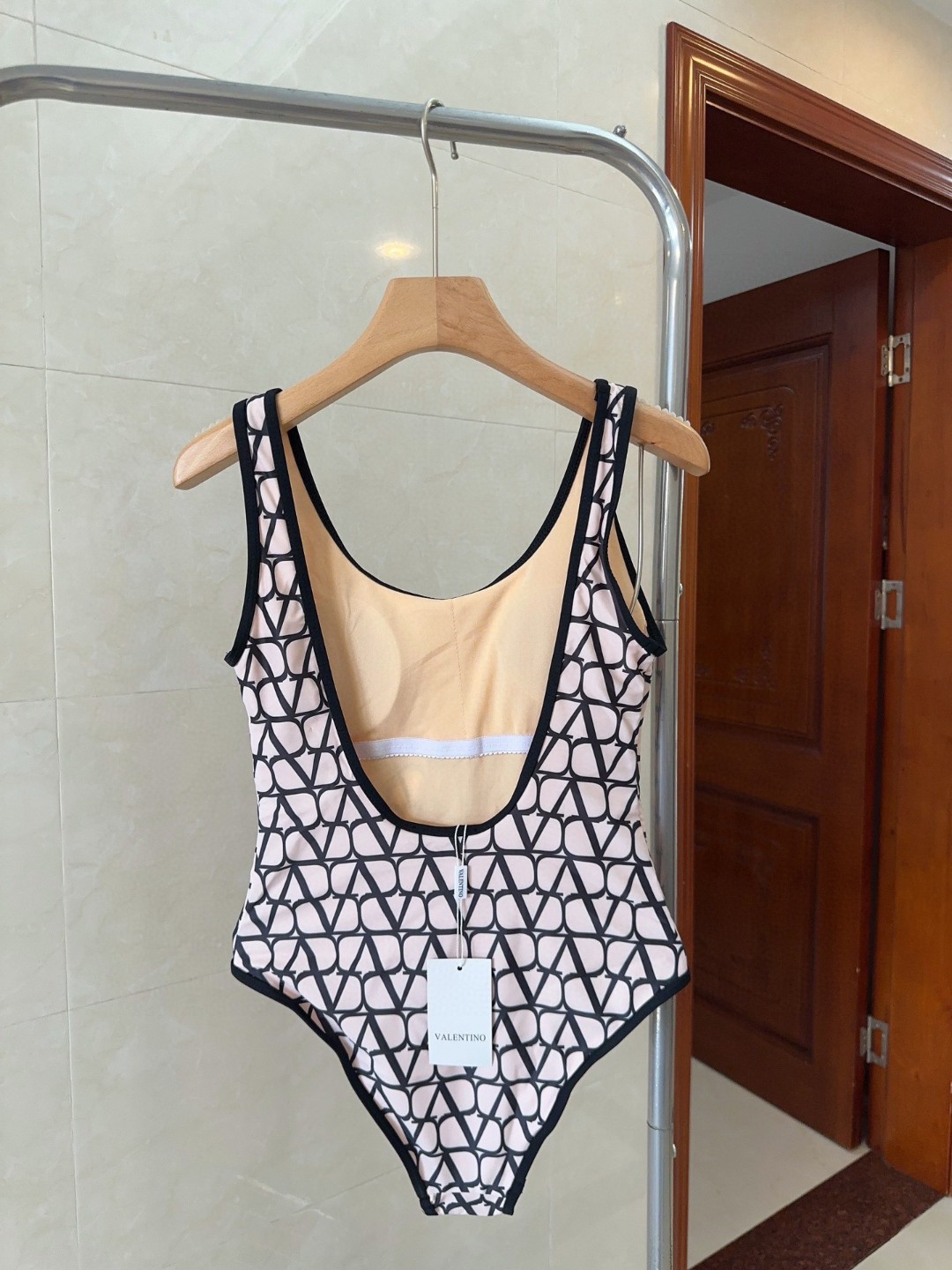 华伦天奴泳衣，时尚潮人必备！实物超级好看！海边度假拍照超级好！SML