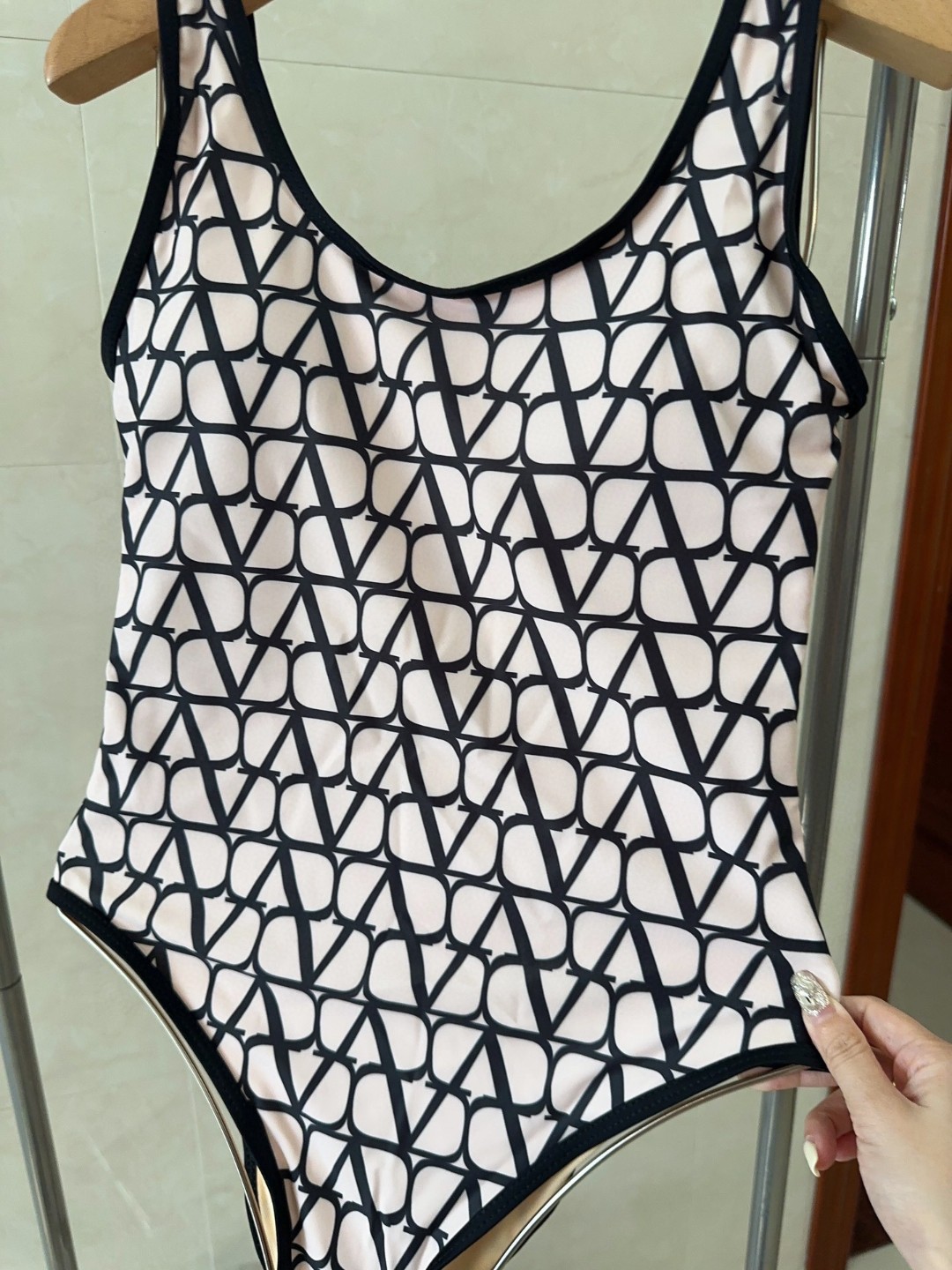 华伦天奴泳衣，时尚潮人必备！实物超级好看！海边度假拍照超级好！SML