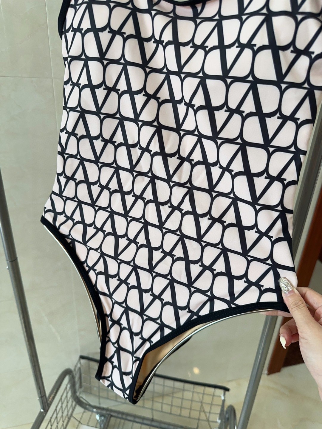 华伦天奴泳衣，时尚潮人必备！实物超级好看！海边度假拍照超级好！SML