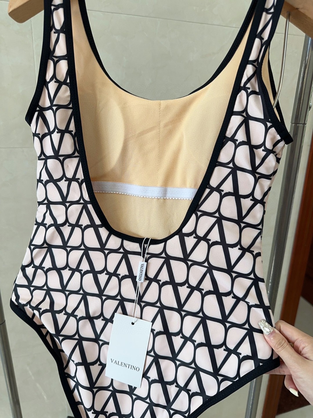 华伦天奴泳衣，时尚潮人必备！实物超级好看！海边度假拍照超级好！SML