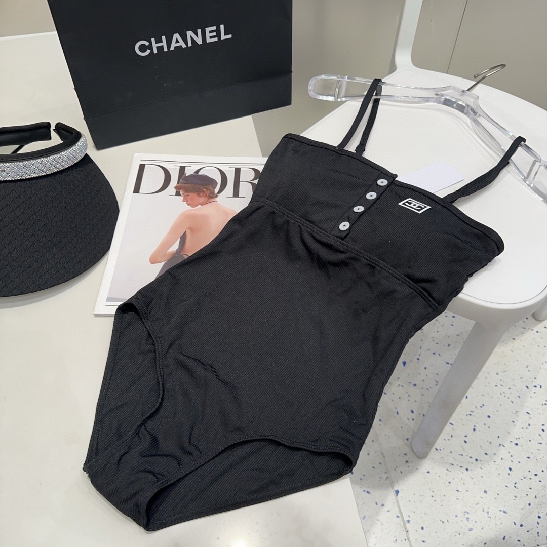 香奈儿泳衣，时尚潮人必备！实物超级好看！海边度假拍照超级好！SML