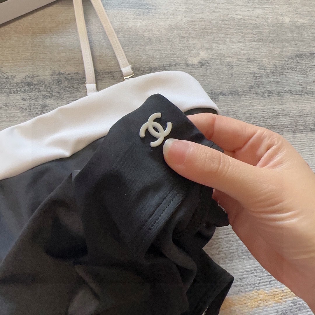 香奈儿泳衣，实物实在太美了！拍不出来它的美😍谁穿谁美！很值得入手✋ SML