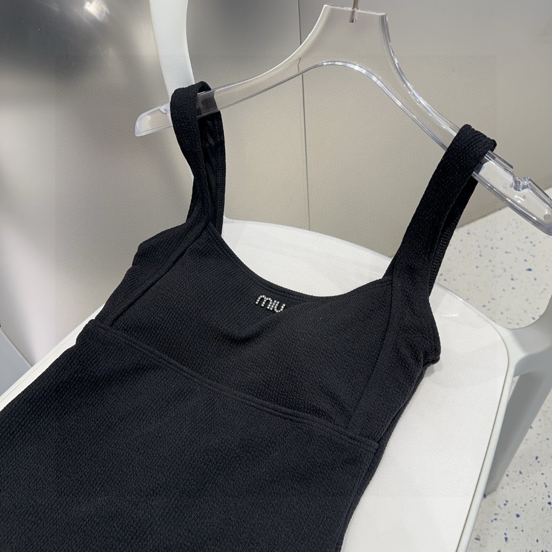 miumiu连体泳衣，上身显瘦而且好看！穿着很洋气😍SML