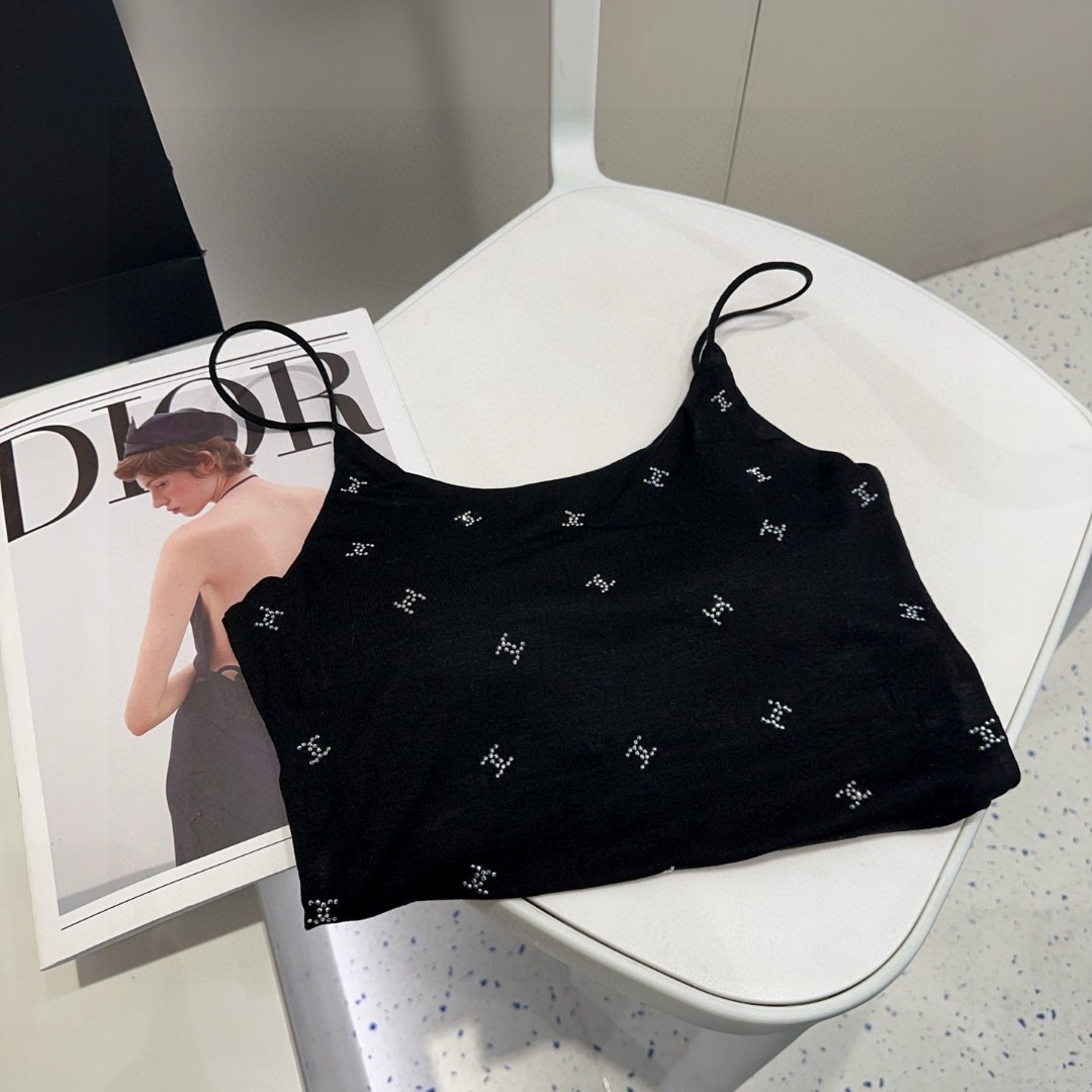 香奈儿烫钻小背心，自带杯垫，搭外套单穿超🔥爆均码