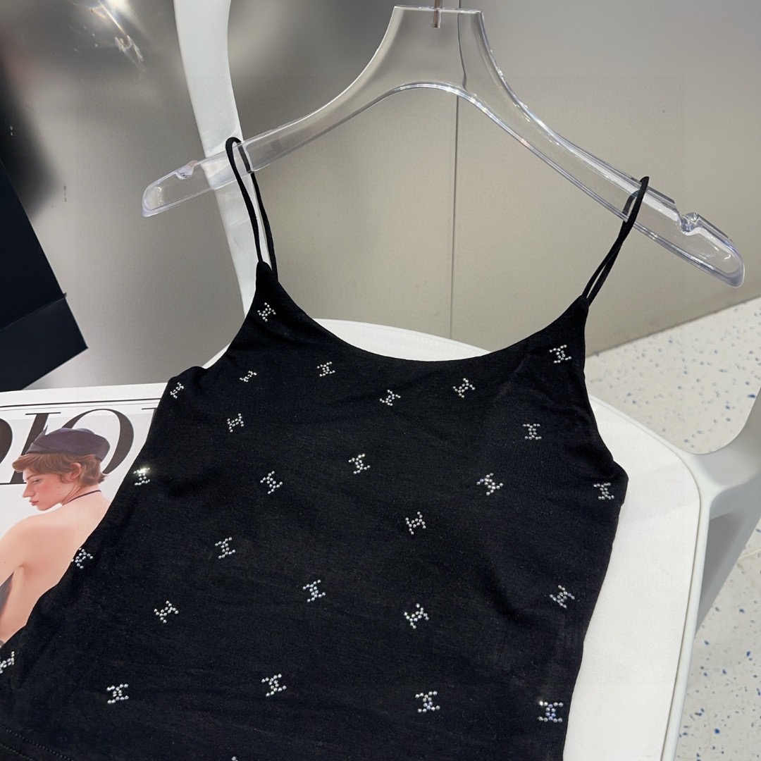 香奈儿烫钻小背心，自带杯垫，搭外套单穿超🔥爆均码