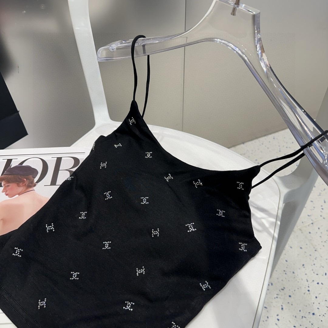 香奈儿烫钻小背心，自带杯垫，搭外套单穿超🔥爆均码