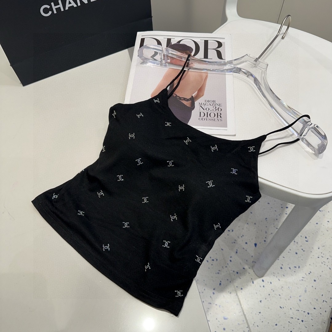 香奈儿烫钻小背心，自带杯垫，搭外套单穿超🔥爆均码