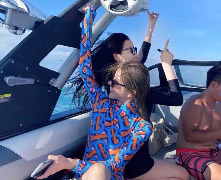 巴宝莉专属TB标识印花长袖泳衣，上身超级棒！同步各大专柜发售，自然而然呈现时尚感！十分减龄，具有年轻活力