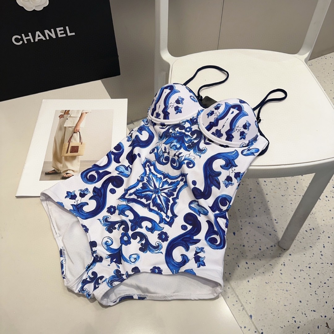 Dg泳衣，时尚达人必备。超级显身材！SML