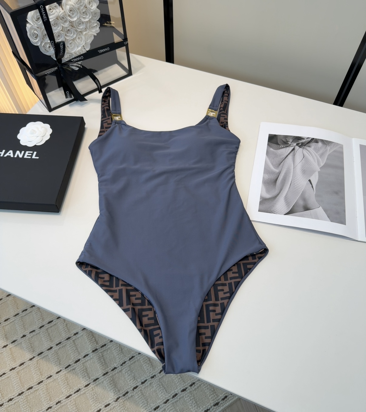 芬迪泳衣，时尚潮人必备！实物超级好看！海边度假拍照超级好！SML