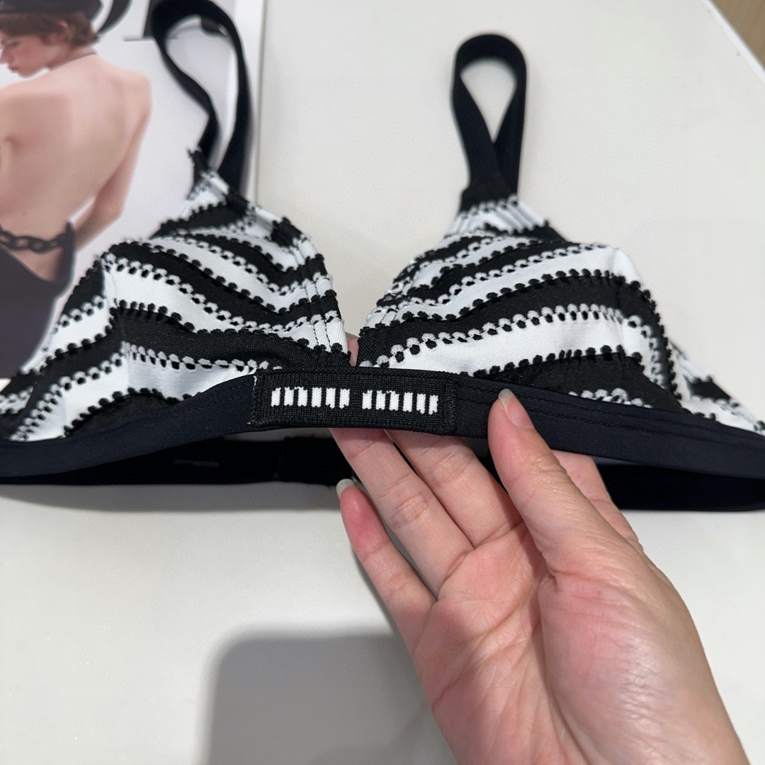 miumiu泳衣，实物实在太美了！拍不出来它的美😍谁穿谁美！很值得入手✋ SML